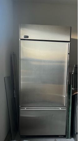 FREE. !!!  Monogram GE refrigerator. The ice maker is in the freezer. Refrigerador también hace hielo