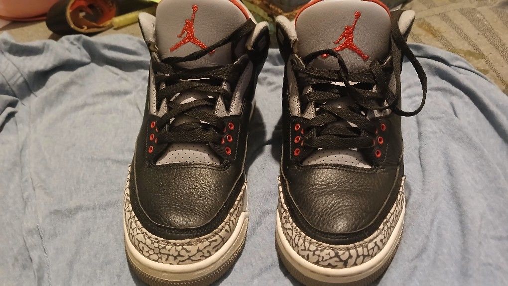 OG RETRO 3's. Sz. 10 Slighty Used