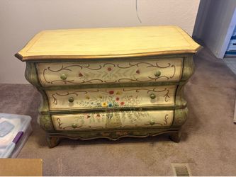Cute dresser 45W x 20Dx34H