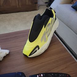 Yeezy Yzy Mnvn Size 12.5,13.0