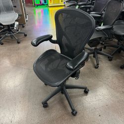 Herman Miller Aeron Classic Office Chair, Fully Adjustable, PostureFit Lumbar Support, Graphite/Black, Size B, Excellent