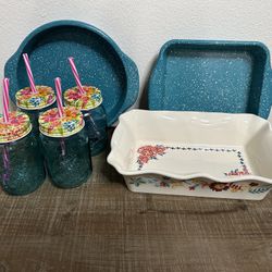 Pioneer Woman Bakeware And Mug Set. Excellent Condition. Great Gift Idea. 