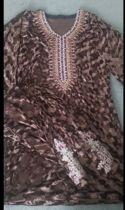 Pakistani 2 Piece Partywear Velvet Outfit 