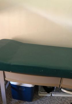 Very sturdy massage table with two drawers