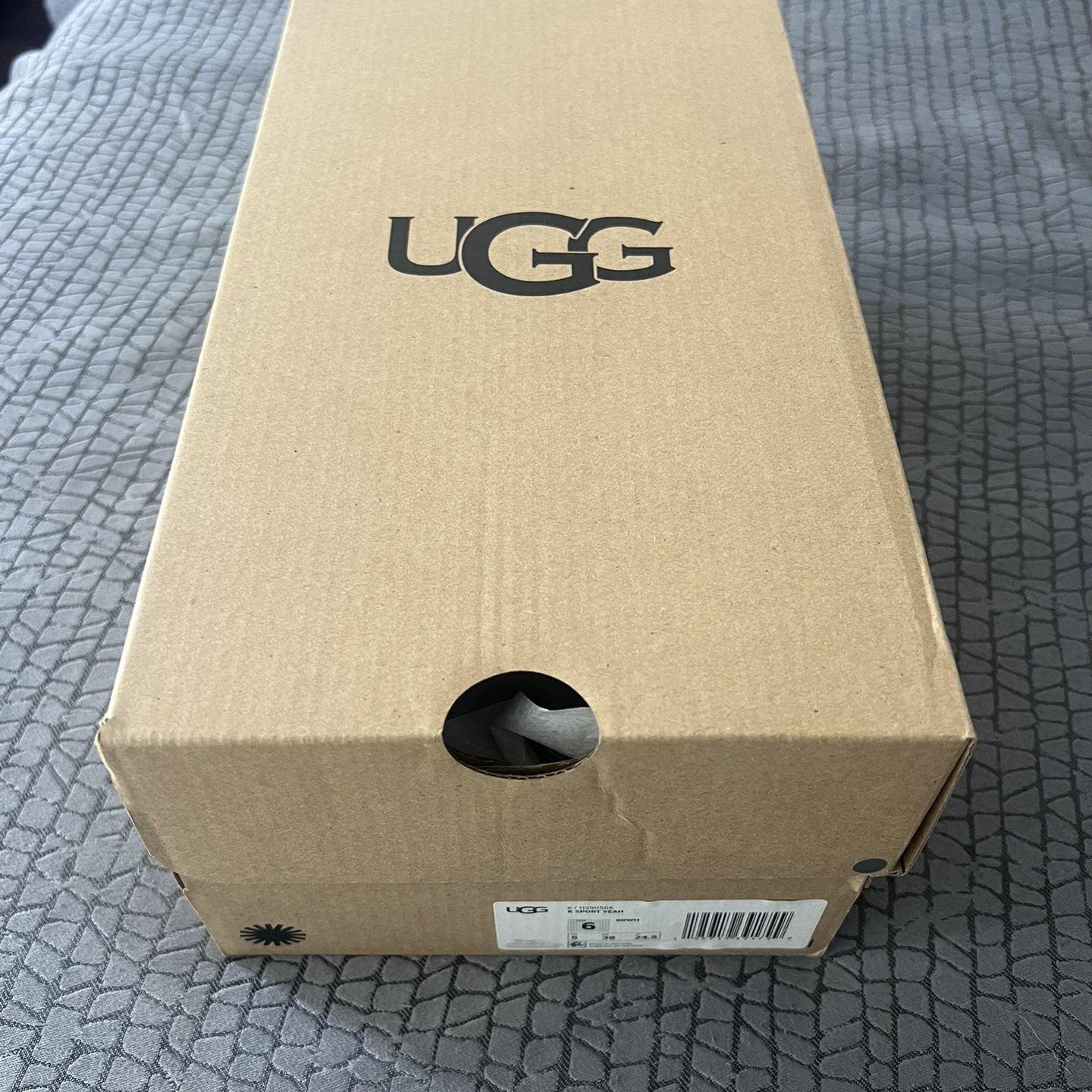 UGG (White ) Size 6 