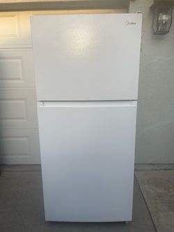 Midea top and bottom refrigerator for $350. Dimensions are 30Wx30Dx67H. Pick up only.