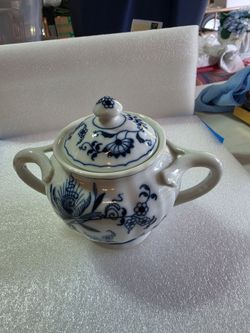 Blue Danube lidded sugar bowl