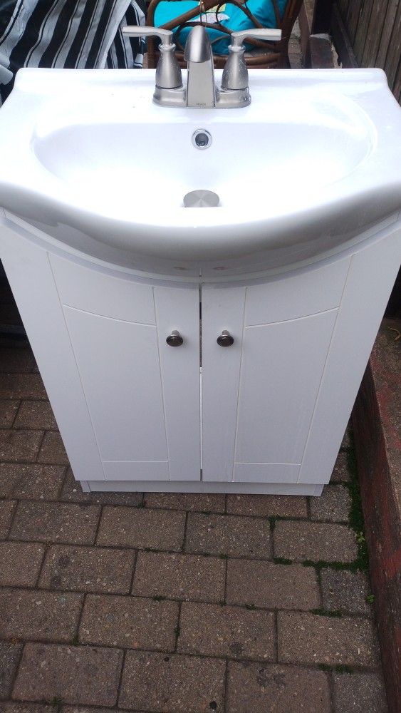 24" Bathroom Sink Used On Very Good Condition 24 Wx17" Long X 33 H