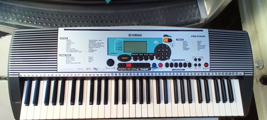 Yamaha electric piano PSR
