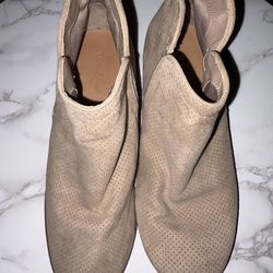 Universal Thread Beige Perforated Pull On Ankle Bootie Textile Women's Size 6