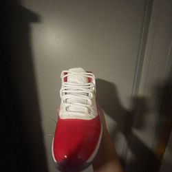 Jordan 11 cherrys size 10