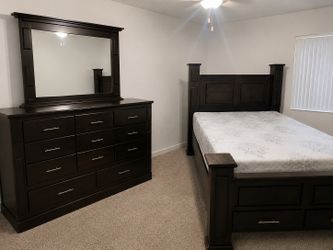 Queen Bedroom set with Dresser and Mattress