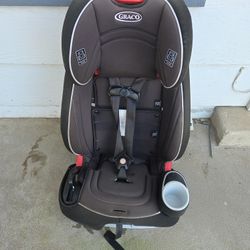 Booster seat with harness 