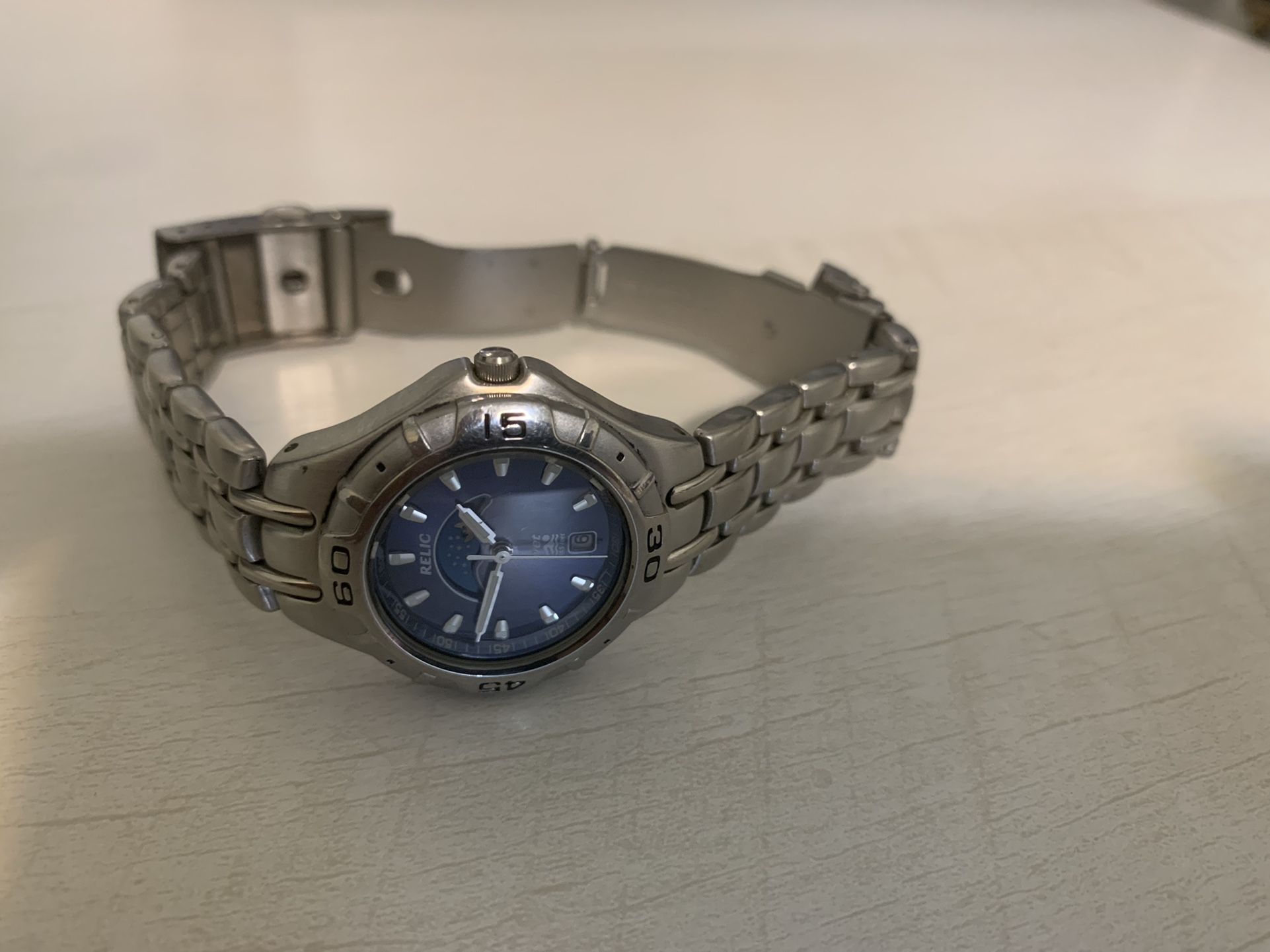 the wristwatch works well in good condition