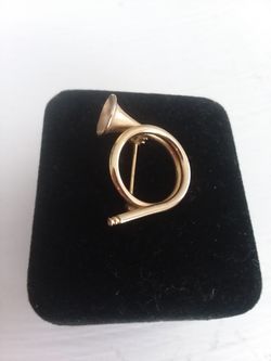 French horn brooch/pin