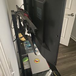 Tv With Mount And Cords 