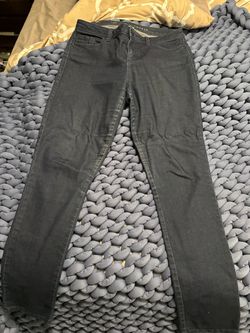 Slim-fit woman’s jeans. Clean, streamlined silhouette.