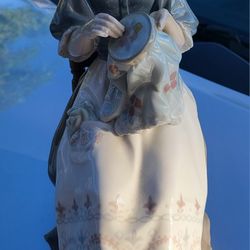 Lladro Figurine "Lady Sit On Chair Sewing" OR BEST OFFER