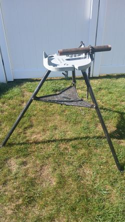 Pipe vise tristand plumbing