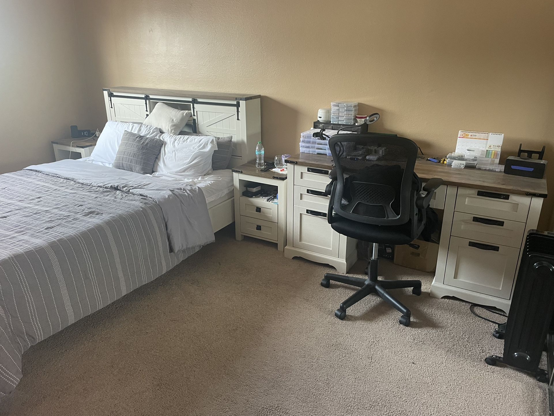 Complete Bedroom Set – Like New – Queen Bed + Desk + Dresser