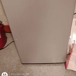 Magic Chef Mini Fridge N Freezer  