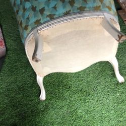 A 20th Century Vintage Queen Anne Style Back Wing Chair 