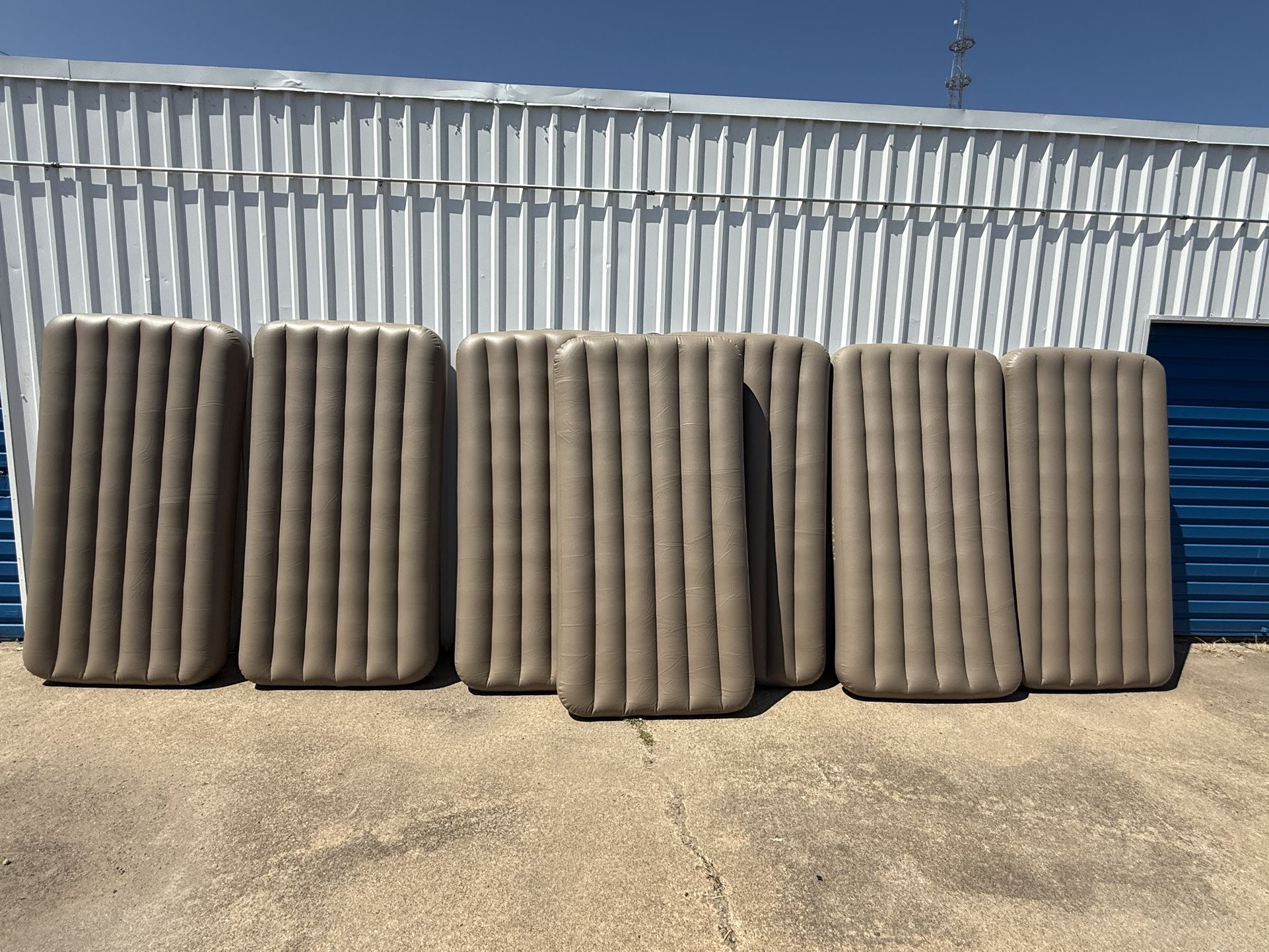 Intex Twin Air Mattresses / Colchones Inflables Intex Twin