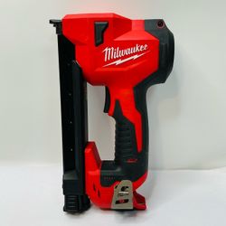Milwaukee M12 (2448-20) 12-Volt Lithium Ion Cordless Cable Stapler (Tool Only)