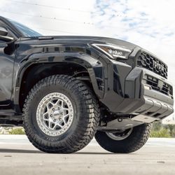 17″ KMC Wheels KM553 TORX Gloss Silver With Machined Face Finish Rims 6×139 Toyota 4Runner Chevy Ram