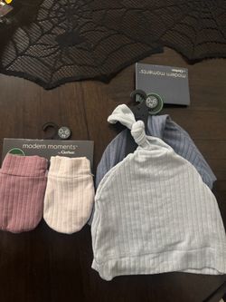 Modern Moments by Gerber Baby Hats and Mittens Set