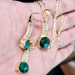 Medalla y aretes CZ laminado en oro 14k. 14k gold plated Green CZ Necklace set  