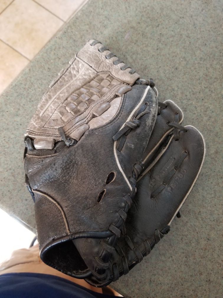 12" Easton baseball softball glove broken in