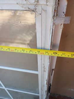 Ventana de aluminio está usada pero no está quebrada 4' ft x 8' ftpor solo $25** la tengo en Baldwin park ca