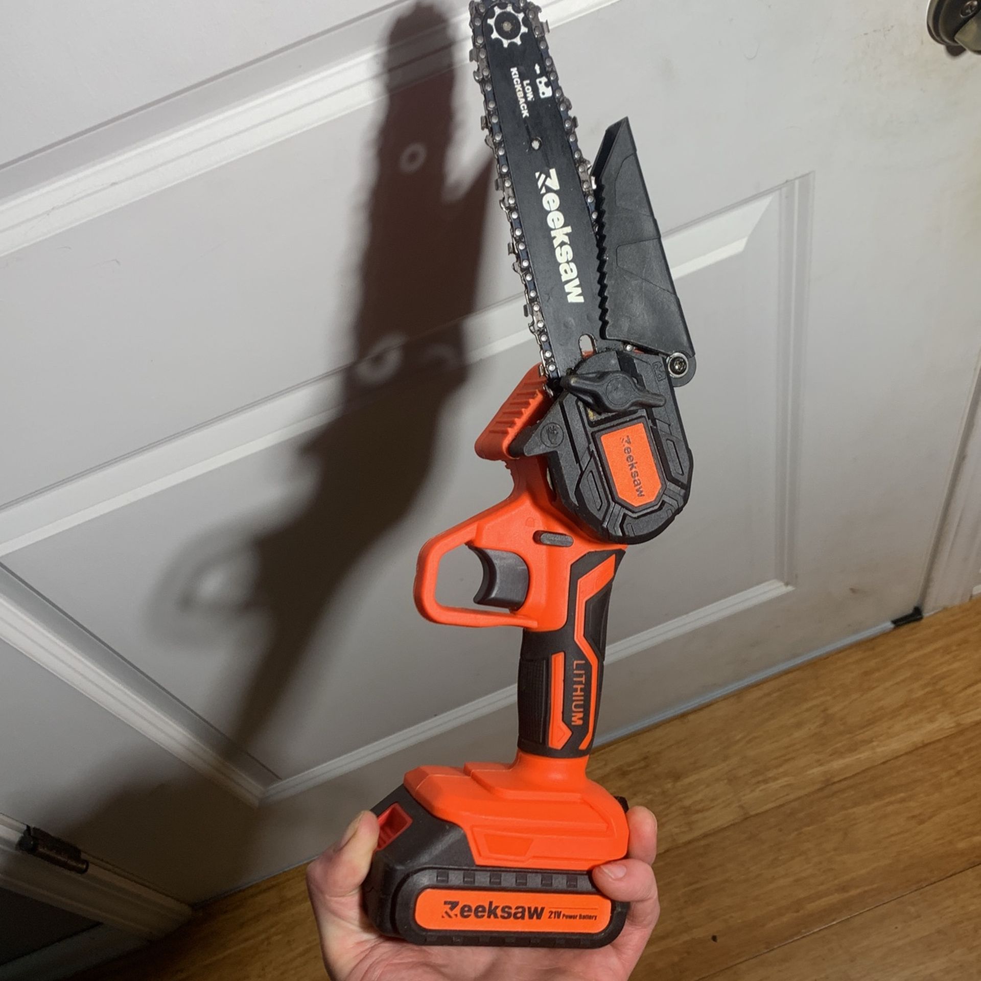 Mini Chainsaw!! One Handed Use & 2 X Batteries!