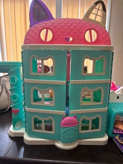 Gabby dollhouse and oven