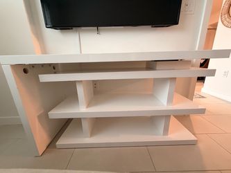 White Modern Desk – Great Condition