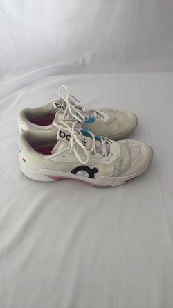 Tennis shoes