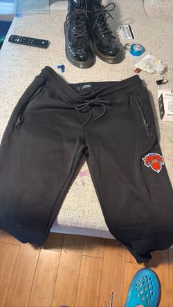 Knicks joggers size adult medium