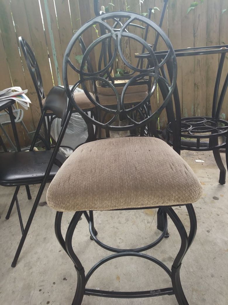 Table with 4 chair amd it come with glass