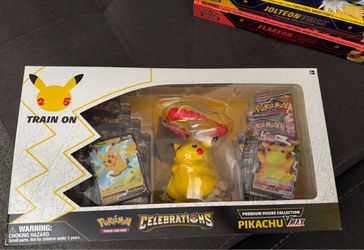 Pokémon TCG: Celebrations Premium Figure Collection (Pikachu VMAX).