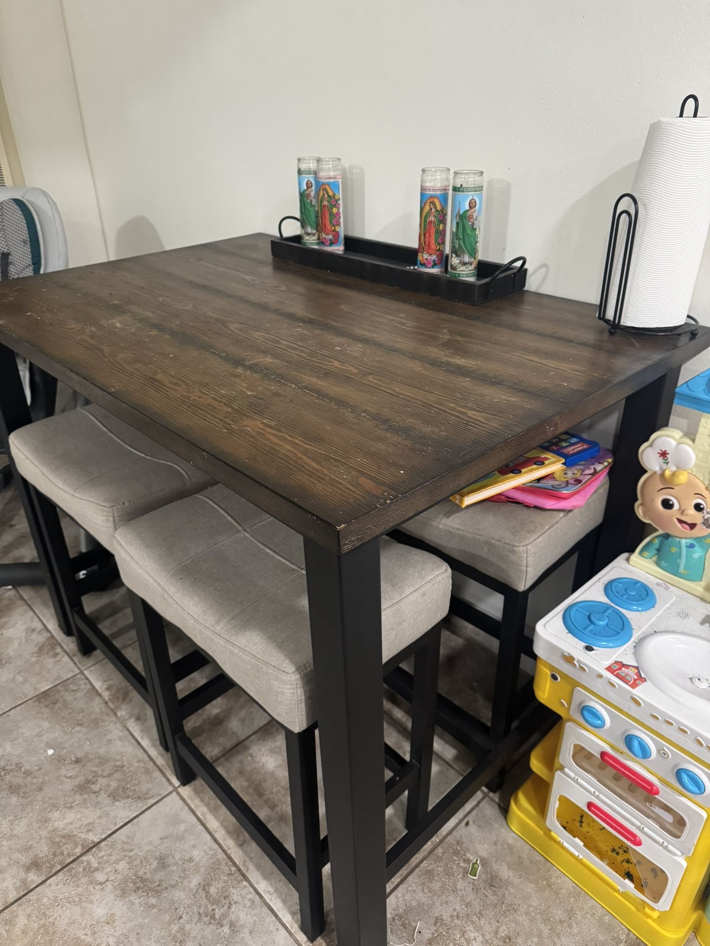 Dinning Table With Stools