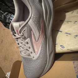 Brooks Size 9.5