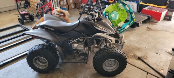 Honda 90cc Quad atv 2006 + custom trailer hitch carrier + 2 helmets + gas can