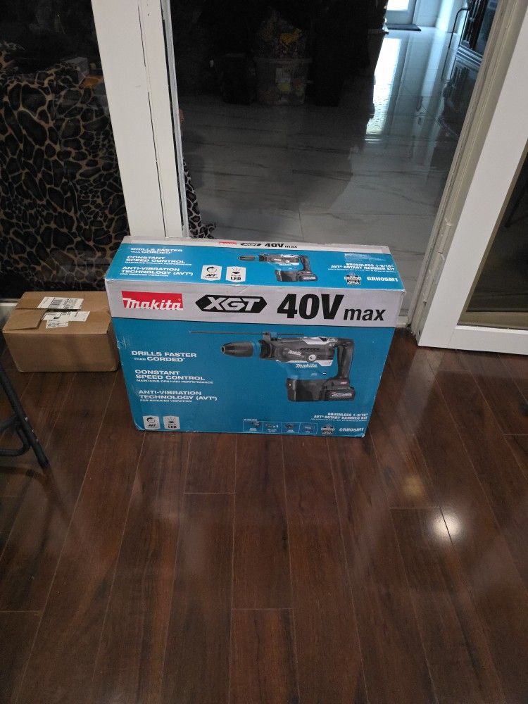 Makita 40 v xgt brushless 1-9/16 in. avt rotary hammer kit