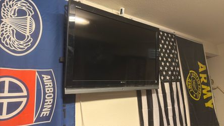 Sony 40” TV + Wallmount