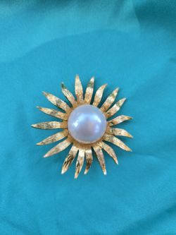 Gold tone sunburst brooch with iridescent pearl center jewellery #pearlbrooch