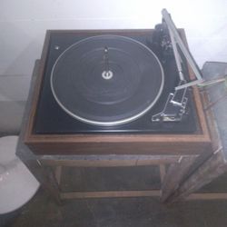 RECORD PLAYER 