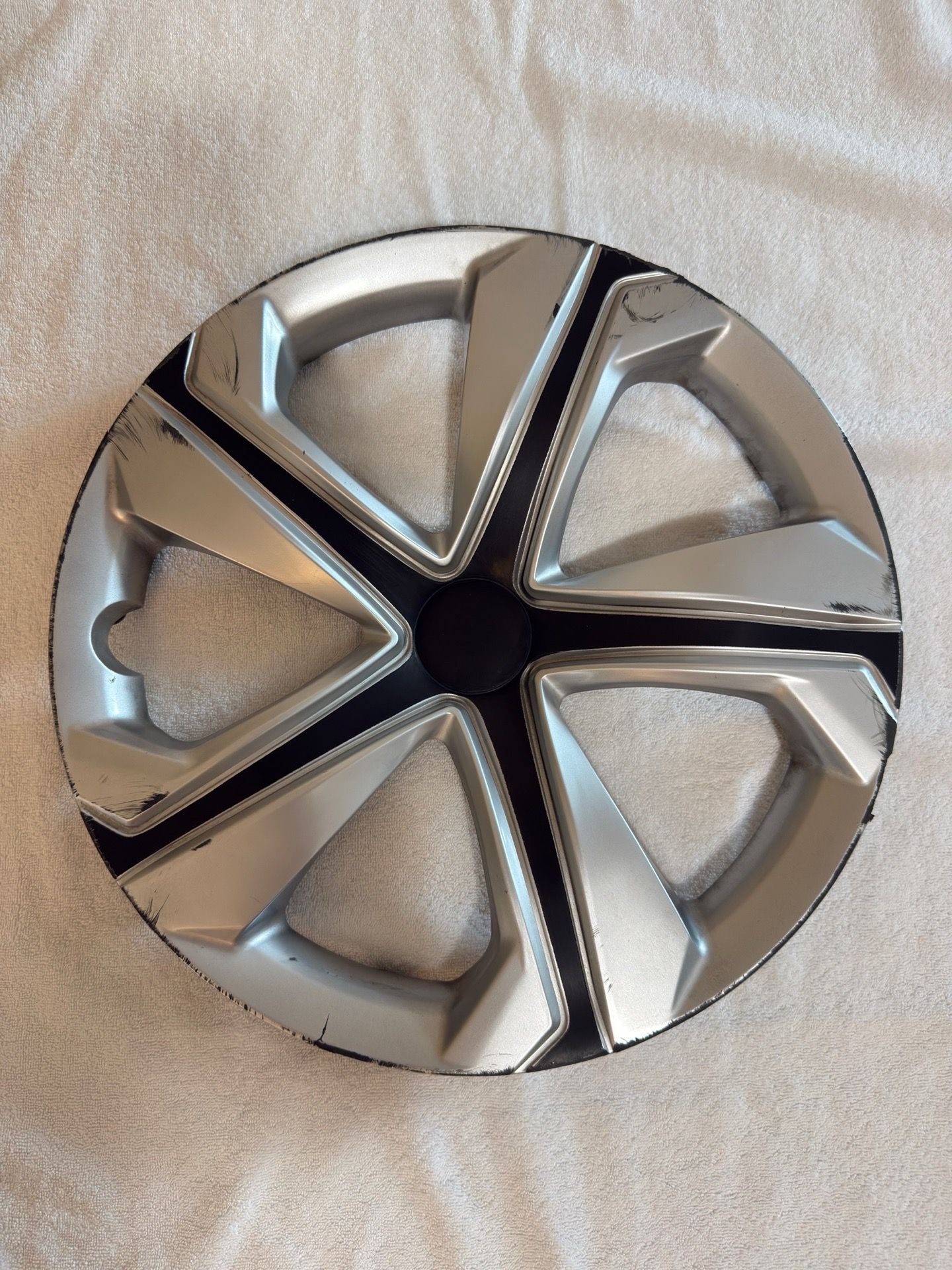 ONE (1) 16” Honda Civic Wheel Cover (Hubcap) – Black & Chrome – Single