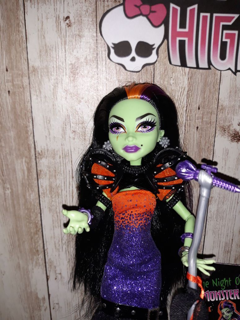 **Complete***Casta Fievrce Monster High Doll like New with all accessory pieces and journal.