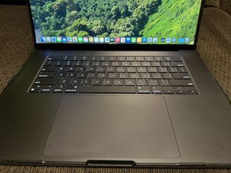 Apple - MacBook Pro 16" Laptop - M3 Pro chip Built for Apple Intelligence - 18GB Memory - 18-core GPU - 512GB SSD